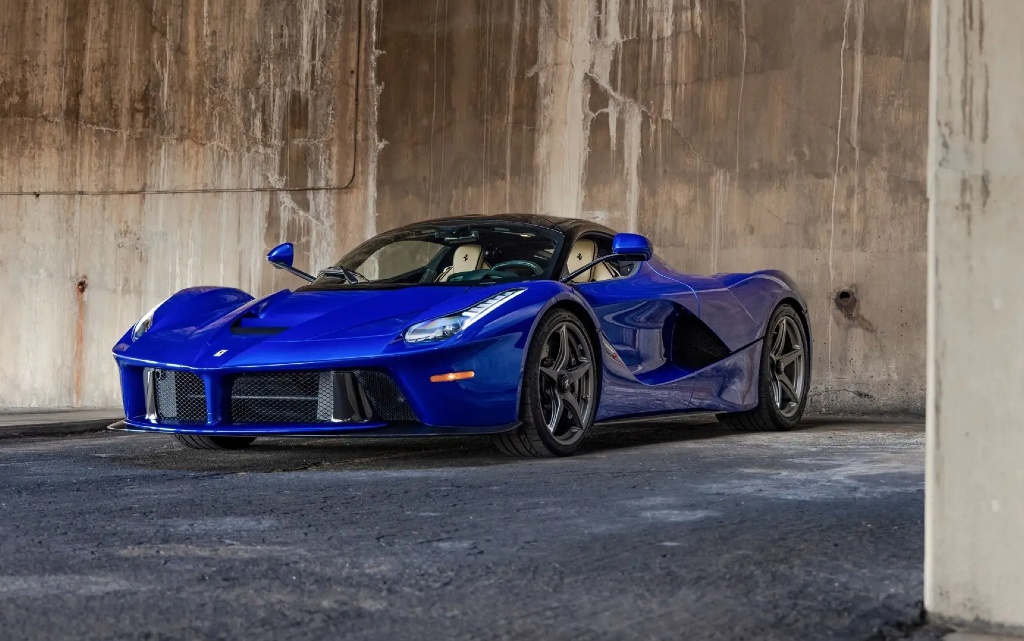 Цвят за милиони: единственото Ferrari LaFerrari в Blu Elettrico