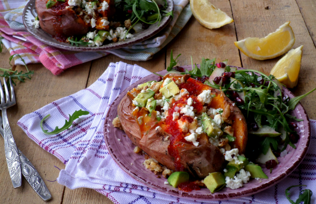 Печени сладки картофи с авокадо и Queso Fresco