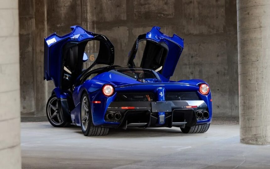 Цвят за милиони: единственото Ferrari LaFerrari в Blu Elettrico