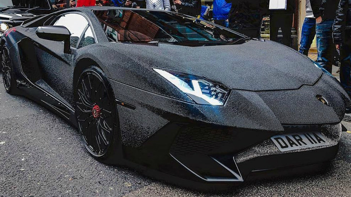 Червено Lamborghini Aventador се превърна в кичозно Swarovski бижу